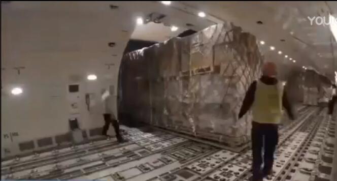 B777飛機(jī)裝板過(guò)程