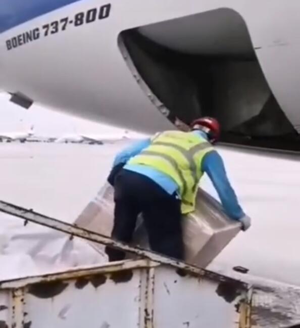 航空快遞大件物品上機(jī)中